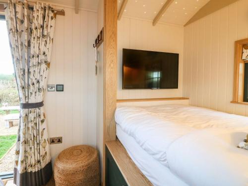 Katil atau katil-katil dalam bilik di Poppie's Shepherds Hut at Shepherds Lodge Retreat and Wellness