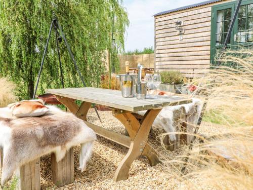 Gambar di galeri bagi Poppie's Shepherds Hut at Shepherds Lodge Retreat and Wellness di Nottingham