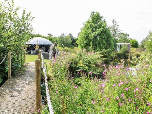 Taman di luar Poppie's Shepherds Hut at Shepherds Lodge Retreat and Wellness