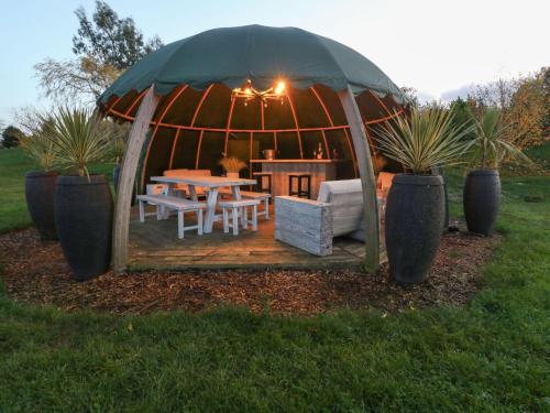 Taman di luar Poppie's Shepherds Hut at Shepherds Lodge Retreat and Wellness