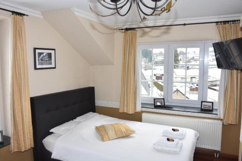 a bedroom with a bed and a window at Dolce Villa Pool and Wellness in Francorchamps