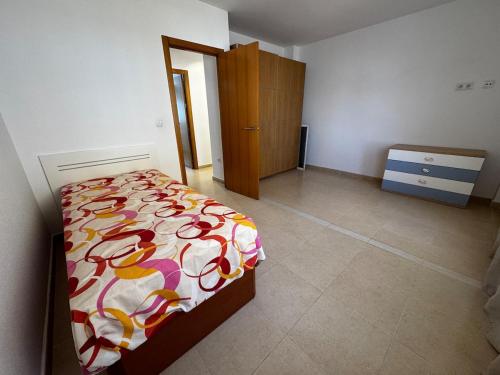 a bedroom with a bed and a dresser at Apartamento en Cartagena in Cartagena