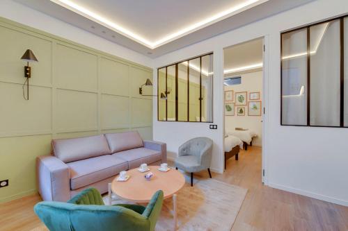 un salon avec un canapé, une table et des chaises dans l'établissement Bluestay 40 - Superb apartment in Paris, à Paris