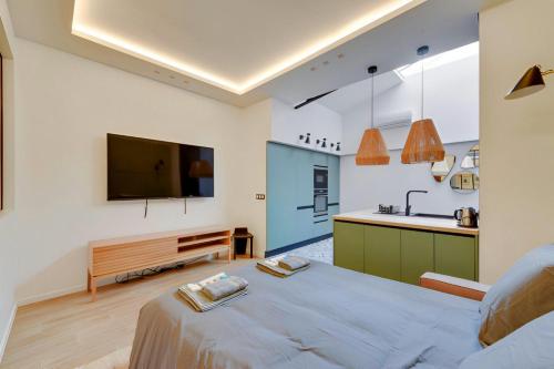 une chambre avec un grand lit et une cuisine dans l'établissement Bluestay 40 - Superb apartment in Paris, à Paris
