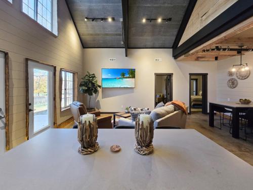 un salon avec une table et une salle à manger dans l'établissement Boji Cottage off West Lake Okoboji, à Okoboji