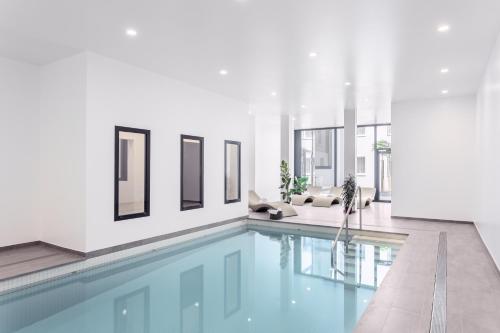 uma sala de estar com piscina numa casa em VISIONAPARTMENTS Vevey - contactless check-in em Vevey
