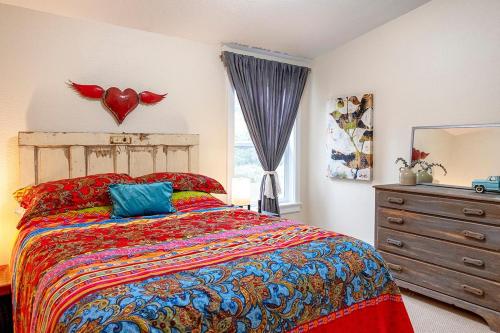 a bedroom with a bed and a dresser at Coracao do Mar in Fort Bragg