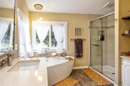 a large bathroom with a tub and a shower at Coracao do Mar in Fort Bragg
