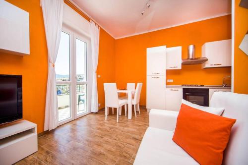 Η κουζίνα ή μικρή κουζίνα στο Attic Apartment, Air Conditioning, Fast WiFi