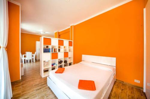 Ένα ή περισσότερα κρεβάτια σε δωμάτιο στο Attic Apartment, Air Conditioning, Fast WiFi