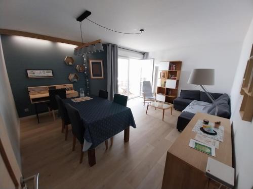 - un salon avec une table et un canapé dans l'établissement T2 moderne à deux pas de la gare - avec parking, à Nantes