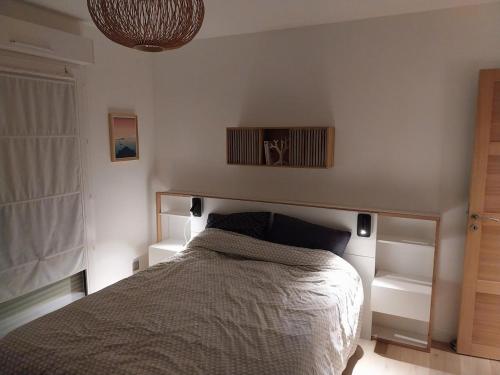 une chambre avec un lit dans une pièce dans l'établissement T2 moderne à deux pas de la gare - avec parking, à Nantes