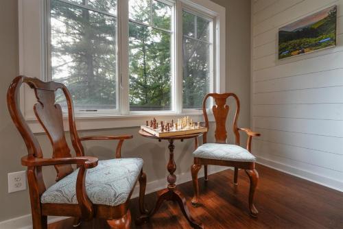 Pisgah ForestにあるHillside Hideawayの椅子2脚とテーブルの上にチェスセットが置かれた部屋