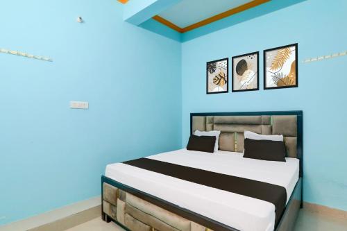 SītāpurにあるHotel O SKのベッドルーム1室(大型ベッド1台付)