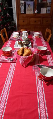 - une table avec un chiffon rouge et des pâtisseries dans l'établissement La châtre, à Ronthon
