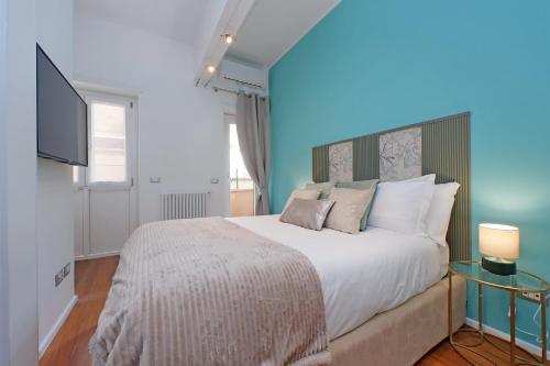 New Apartment with balcony - 150m Metro A