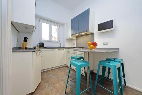New Apartment with balcony - 150m Metro A