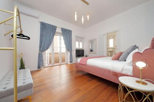 New Apartment with balcony - 150m Metro A