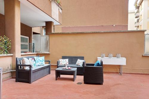New Apartment with balcony - 150m Metro A