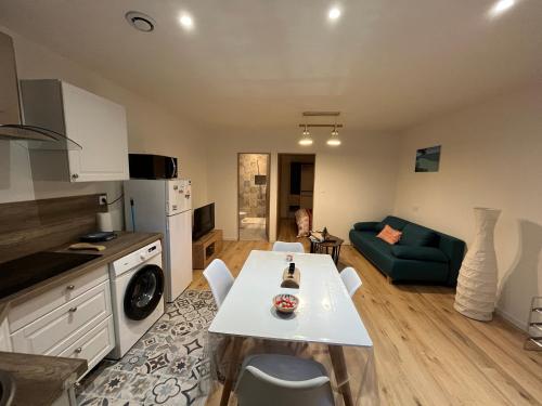 un petit salon avec une table et un canapé dans l'établissement Charmant appartement, à Saint-Claude