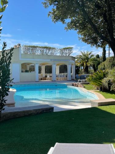 une grande piscine en face d'une villa dans l'établissement Villa Rosana, 8p, large private pool, Frejus, à Fréjus