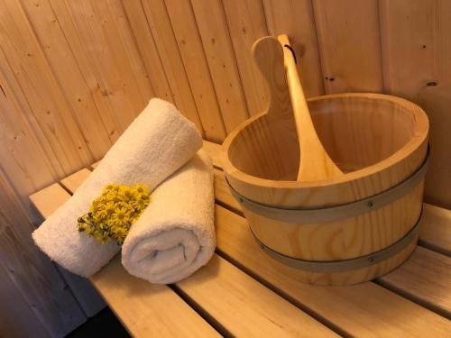 a towel and a bucket in a sauna at Ankerplatz in Zirchow