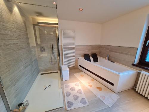 Ένα μπάνιο στο Haus Amadeus by Globalimmoservice