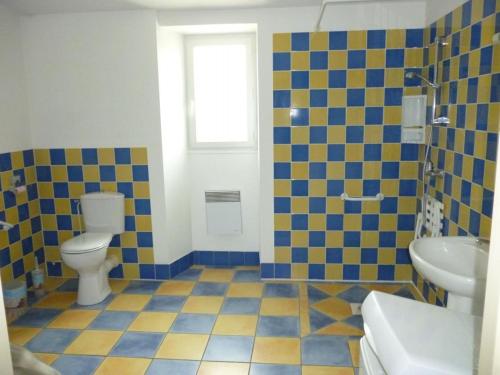 une salle de bain avec toilettes et lavabo dans l'établissement gite a la campagne, à Cours