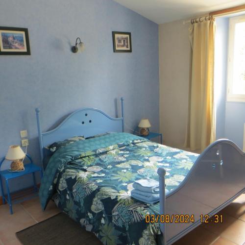 - une chambre avec un lit bleu et une couette bleue dans l'établissement gite a la campagne, à Cours