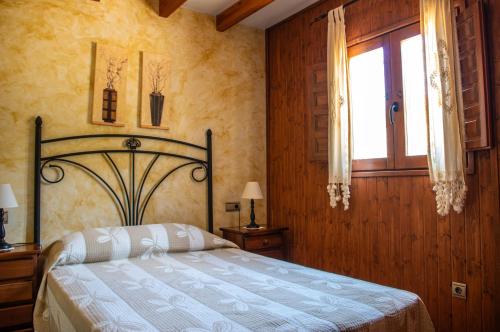 a bedroom with a bed and a window at Casa Rural La Escuela Caravaca in Caravaca de la Cruz