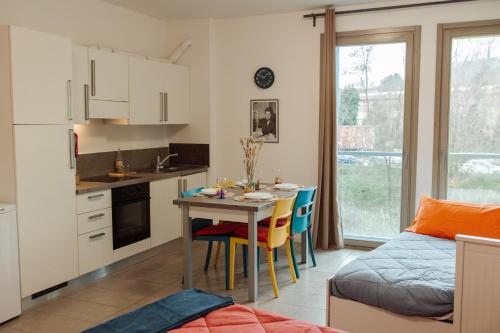 シエナにあるCasa R&R !Relax a 10' da Piazza del Campo! Parking Freeのテーブルと椅子のあるキッチンとリビングルーム