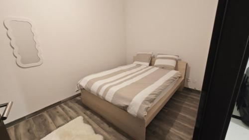 a small bedroom with a bed in a room at Appartement Sélestat centre in Sélestat