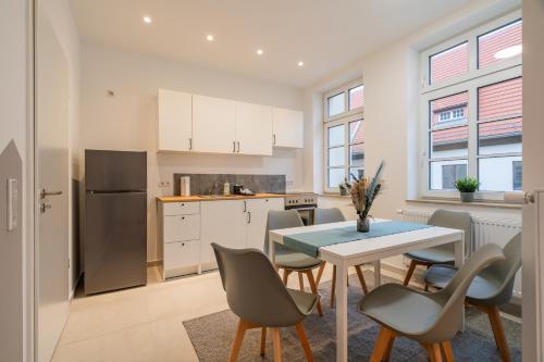 a kitchen and dining room with a table and chairs at Traumhaftes Apartment mitten in Halle an der Saale No2 in Halle an der Saale