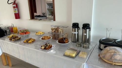 un buffet con diversi piatti di cibo su un tavolo di Hotel Beira do Rio a Ibotirama