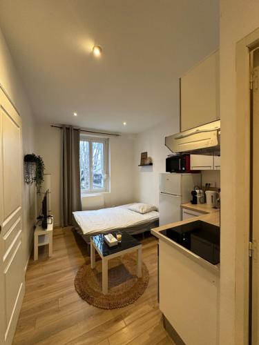 Cette petite chambre comprend un lit et une cuisine. dans l'établissement # Le 8 # Joli petit F2 tout équipé, Mulhouse centre, à Mulhouse