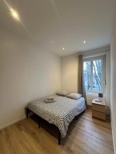 une chambre avec un lit et une fenêtre dans l'établissement # Le 8 # Joli petit F2 tout équipé, Mulhouse centre, à Mulhouse