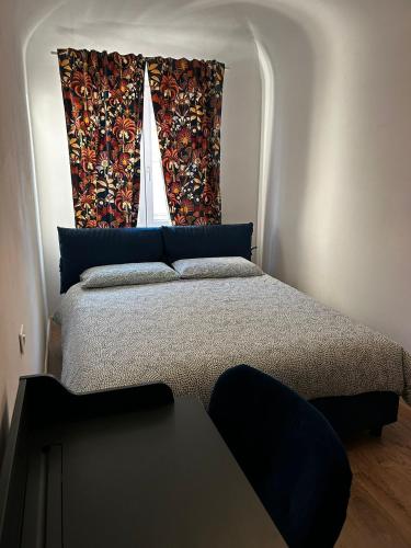 a bedroom with a large bed with a window at Via De'Amicis in Certaldo