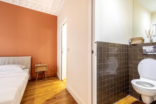 une salle de bain avec toilettes et douche dans l'établissement Stay in the Heart of Le Marais!, à Paris