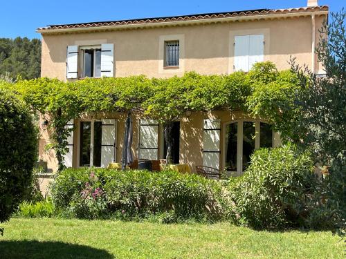 a house with ivy on the side of it at L'Atelier de Maia in Mormoiron