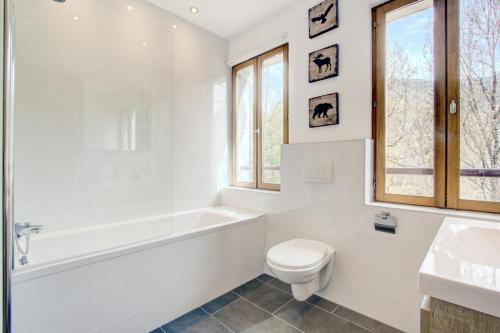 une salle de bain avec une baignoire, des toilettes et un lavabo dans l'établissement Chanterelle apartement - Snow and Trek - Morzine, à Morzine