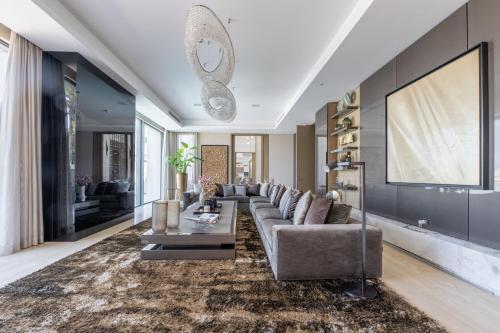 Ultra-Luxury 6BR Palm Villa - Private Pool & Beach photo 3