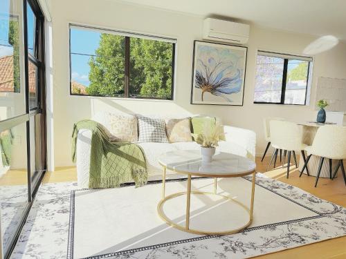 Posezení v ubytování Luxe Hidden Gem in Epsom Auckland - 3Bedrooms near Newmarket WestfieldMall&CBD