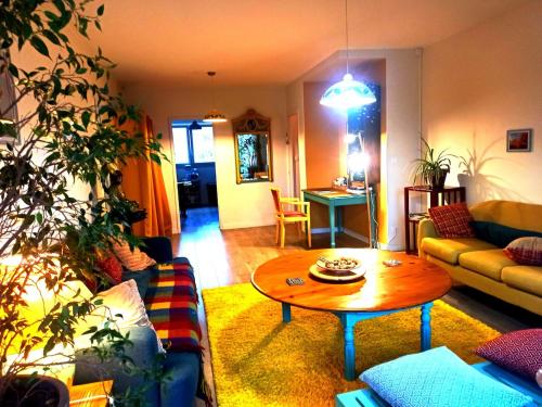 un salon avec un canapé et une table dans l'établissement Chez Florence et Pierre, calme, confort et lumière, à Angers