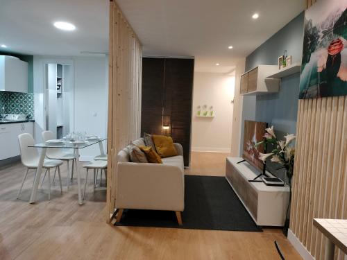 un salon avec un canapé et une table dans l'établissement ESTUDIOS 55 - - CÉNTRICO - RH Santander, à Santander
