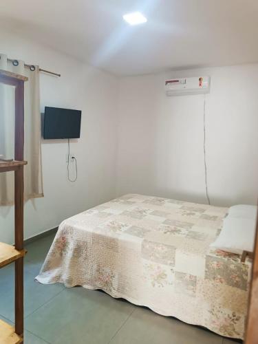 a bedroom with a bed with a quilt on it at Ambiente Familiar e Próx a Tudo! in Prado