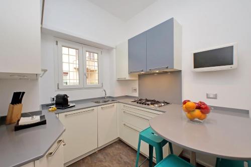 New Apartment with balcony - 150m Metro A