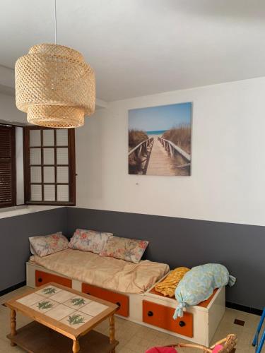 un salon avec un lit et une table dans l'établissement Les Mouettes, à Algajola