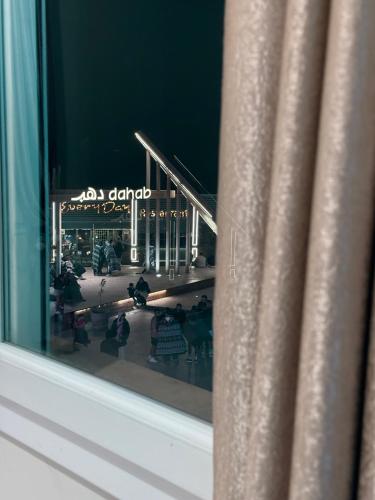 un reflejo de un edificio en una ventana en Every Day Hotel, en Dahab