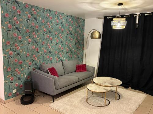 un salon avec un canapé et une table dans l'établissement La Gravelinoise, à Gravelines