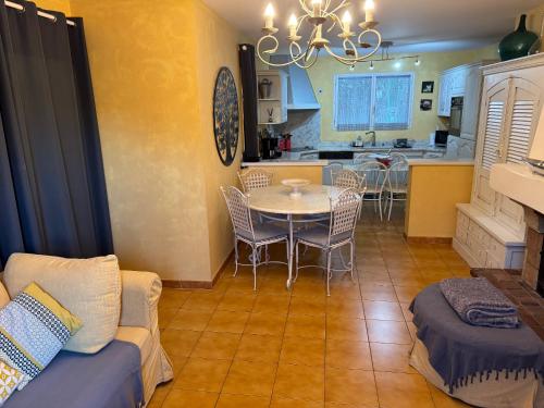 un salon avec une table et une cuisine dans l'établissement proche de Collioure maison au calme avec Spa, à Saint-André